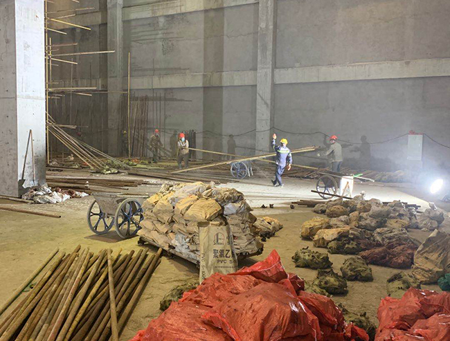 在2月底我们青岛混凝土加固施工人员在经过层层的安全防护后，开启了工程施工