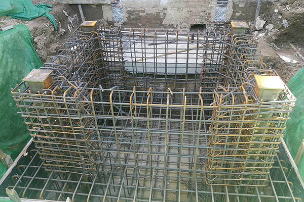 青岛混凝土加固采用泵送混凝土施工，解决的办法是当混凝土大坡面的坡脚接近顶端模板时，改变混凝土浇筑方向