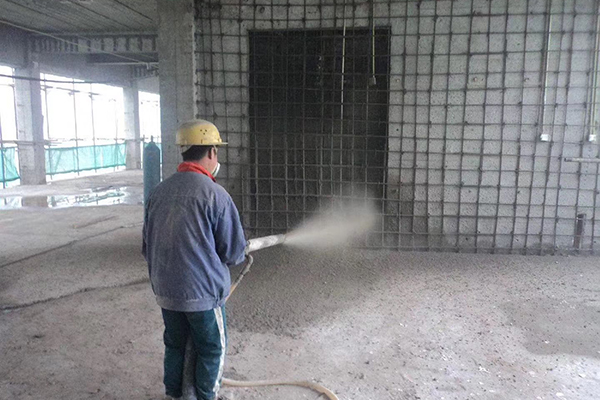 青岛混凝土加固采用泵送混凝土施工，解决的办法是当混凝土大坡面的坡脚接近顶端模板时，改变混凝土浇筑方向