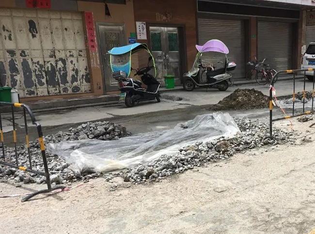惜福镇道路翻修混凝土加固项目进入施工高峰期